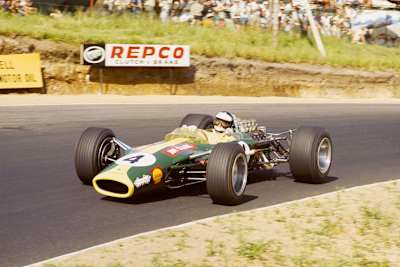 Jim Clark fährt am 1. Januar 1968 in Kyalami dem Sieg entgegen