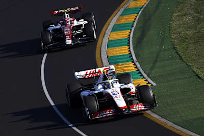 Mick Schumacher (Haas) vor Guanyu Zhou (Alfa Romeo)