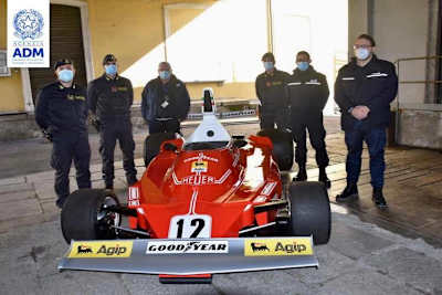 Die stolzen Beamten mit ihrem Fang