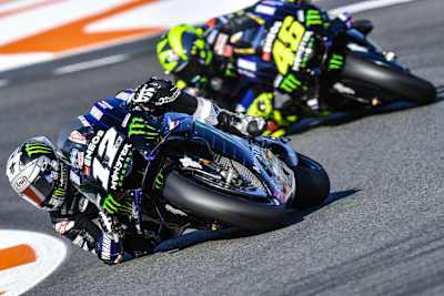 Maverick Viñales vor seinem Teamkollegen Valentino Rossi