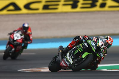 Jonathan Rea vor Toprak Razgatlioglu