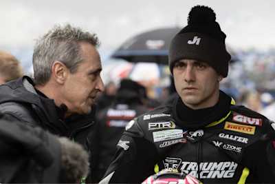 Triumph-Teamchef Simon Buckmaster (li.) mit Tom Booth-Amos