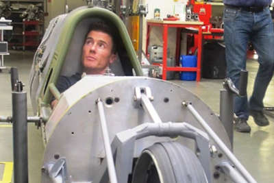 James Toseland bei der Sitzprobe in seinem Raketenfahrzeug