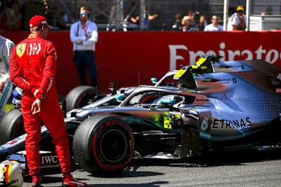 Sebastian Vettel und ein langer Blick auf die Silberpfeile