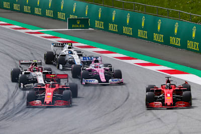 Sebastian Vettel (rechts) mit kaputtem Ferrari