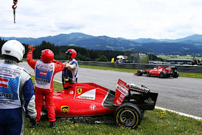 Kimi Räikkönen hatte einen Unfall, hinten fährt Sebastian Vettel im zweiten Ferrari vorbei