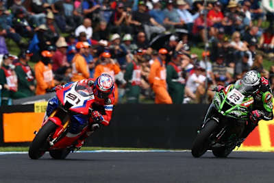 Leon Haslam vor Alex Lowes, der Zweiter wurde