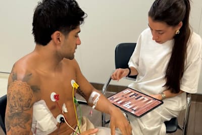 Jorge Martin beim Backgammon spielen mit Freundin Maria Monfort