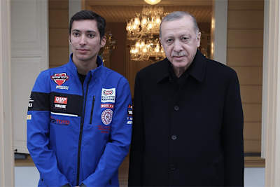 Toprak Razgatlioglu (li.) mit dem türkischen Präsidenten Erdogan