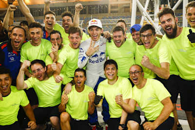 Pierre Gasly und die Toro-Rosso-Jungs in Bahrain