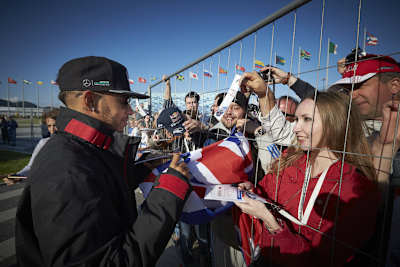 Lewis Hamilton gibt im Autodrom von Sotschi Autogramme