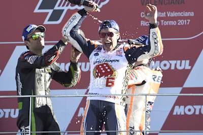 Der Zweite Johann Zarco (li.) feiert Weltmeister Marc Márquez