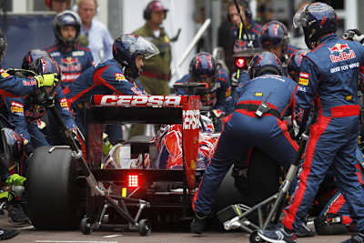 Teammitglieder von Toro Rosso beim Boxenstopp