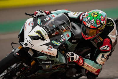 Der rechte Flügel an der Verkleidung fehlte