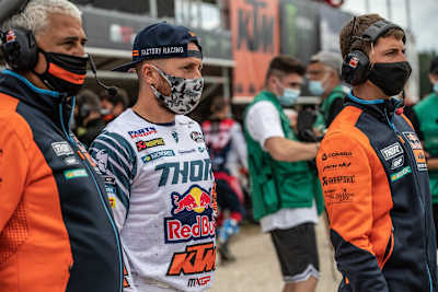 Für Tony Cairoli (hier mit Claudio und Davide De Carli)  gibt es in Faenza nur einmal Publikum