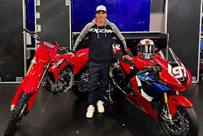 Xavier Vierge posiert mit seinem Fahrpark