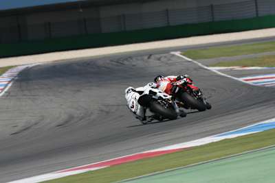 Bauer (vorne) wehrt sich gegen Matej Smrz