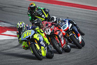 Valentino Rossi (46) vor einer Superbike-Meute mit Bulega, Gardner und Bassani