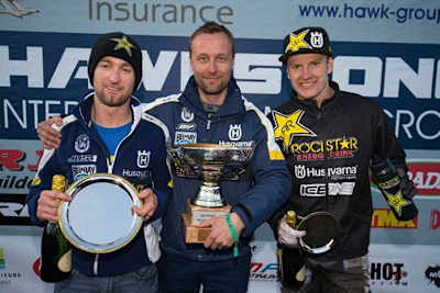 Max Nagl, Husqvarna-Teamchef Antti Pyrhonen und Max Anstie in England