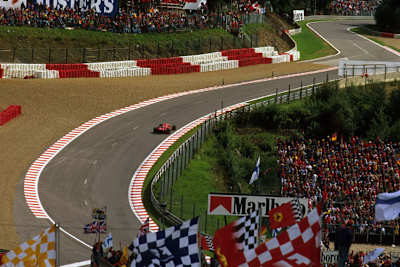 Schumi mit Ferrari 1996 in Spa-Francorchamps.