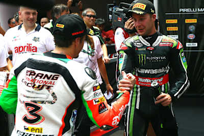 Max Biaggi (li.) gratuliert Jonathan Rea