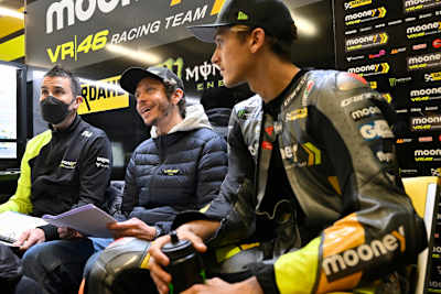 Crew-Chief David Munoz, Valentino Rossi und Luca Marini