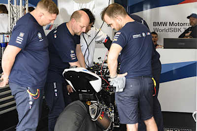 Was den Topspeed betrifft, ist die BMW momentan das langsamste Bike im Feld