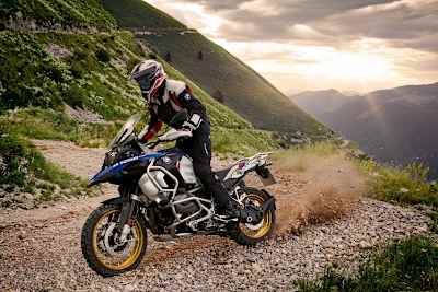BMW R 1250 GS Adventure: Prestigeträchtige Reiseenduro, die sich in Vollausstattung 300 kg vollgetankt annähert  