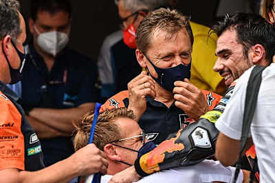 Jubel bei KTM: Pit Beirer und Mike Leitner mit Sieger Oliveira