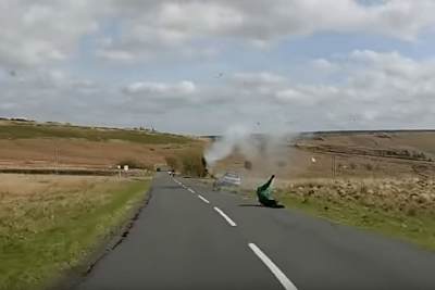 Horrorcrash auf einer englischen Landstrasse, mit Dashcams gefilmt