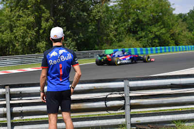 Pierre Gasly sieht sich die Arbeit von Brendon Hartley an