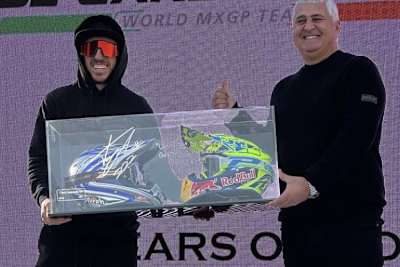 Team-Gründer Claudio de Carli mit Tony Cairolis erstem und letztem Helm.