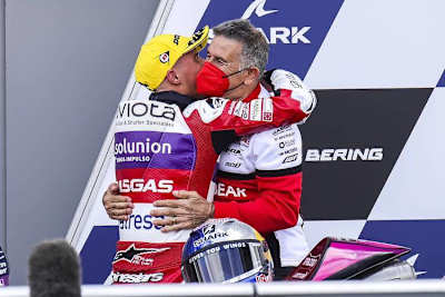 Sergio García jubelt gemeinsam mit Teamchef Jorge Martínez Aspar