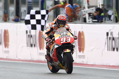 Marc Márquez stürmte auf nasser Piste zum Sieg  