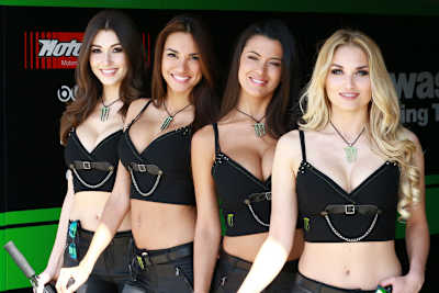 Zumindest an hübschen Frauen mangelt es der Superbike-WM nicht