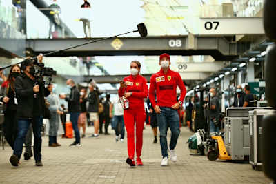 Masketragen und Abstandhalten bleiben