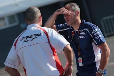 Wilco Zeelenberg (re.) im Gespräch mit Bridgestone-Techniker Pit Baumgartner