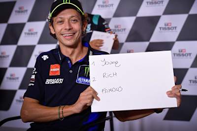 «Jung, reich und berühmt»: Mit dieser Tafel sorgte Valentino Rossi für Lacher