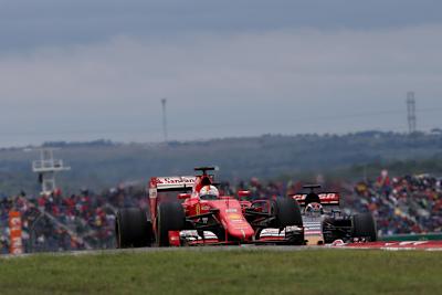 Sebastian Vettel vor Max Verstappen