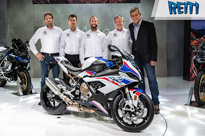 BMW-Rennchef Marc Bongers, Markus Reiterberger, Tom Sykes, Shaun Muir und BMW-CEO Markus Schramm