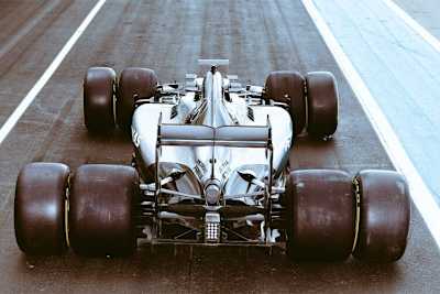 Pirelli zeigt einen Vergleich am Silberpfeil: 2016er und die breiteren 2017er Reifen