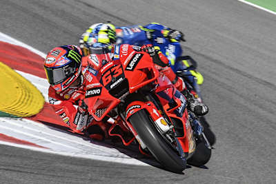 Pecco Bagnaia vor Joan Mir