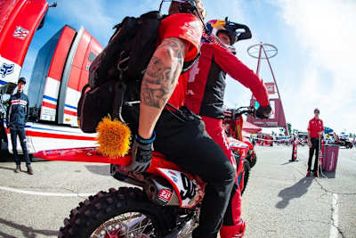 Ken Roczen mit seinem Mechaniker Jordan Troxell in Anaheim