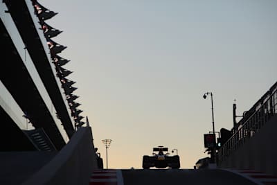 Vettel taucht in die Dämmerung.