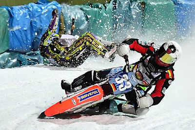 Hans Weber (vorne) gewann mit Maximum, Max Niedermaier landete in den Strohballen