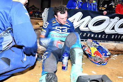 Ein Bild aus Riesa: Billy Bolt sind die Schmerzen anzusehen