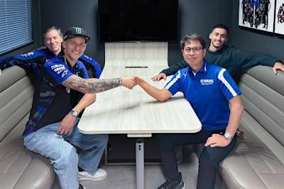 Hand drauf: Fabio Quartararo und Yamaha-Racing-Boss Lin Jarvis besiegeln die Vertragsverlängerung