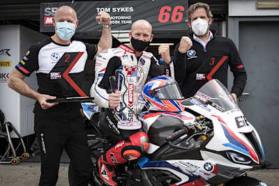 Tom Sykes räumte in Donington drei Pokale ab