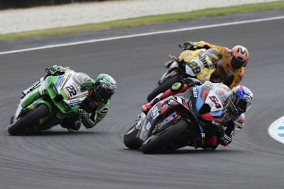 Toprak Razgatlioglu vor Alex Lowes und Andrea Iannone
