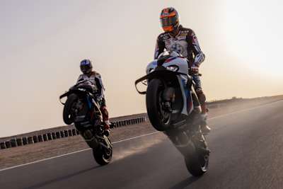 Michael van der Mark (re.) und Toprak Razgatlioglu mit der neuen BMW M1000RR